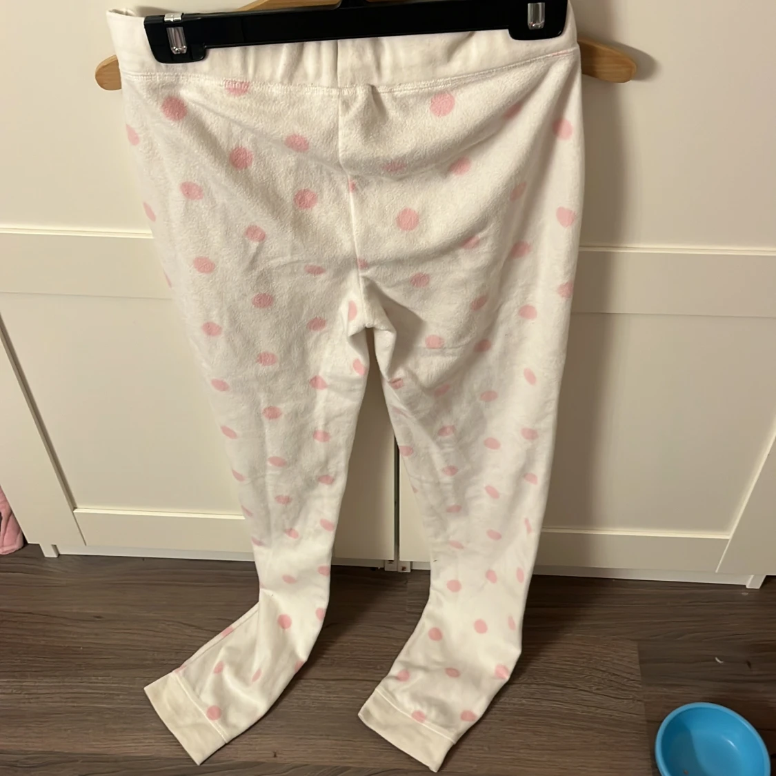 Vita mjukisbyxor med rosa prickar från Kappahl  - 90