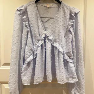 Fantastisk fin blus från Gina tricot - Supersöt ljusblå blus i bohemisk stil. Faller fint och passar både till vardags och finare events. Från Gina tricot