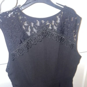 Svart kort klänning  - Denna klänning är helt oanvänd och har fina detaljer på framsidan. För en modern och elegant look.