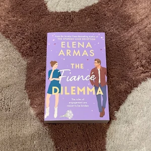 The fiancé Dilemma -Elena Armas  - Helt ny och fin  The Fiance Dilemma av Elena Armas Skriven på engelska 