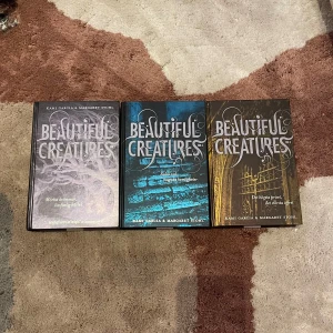 Beautiful Creatures bok 1-3 Kami Garcia & Margaret Stohl - Säljer de tre första böckerna i Beautiful Creatures serien  Första boken påbörjad men syns inte. Bok 2 & 3 helt olästa. Hela och fina. Andra boken är lite gulare i sidorna än de andra, men inget som syns inuti eller har någon påverkan mer än utseendet.   Skrivna på svenska
