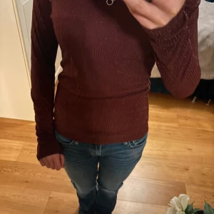 Vinröd glittrig offshoulder topp - En snygg vinröd offshoulder tröja med glitter ränder. Från BikBok