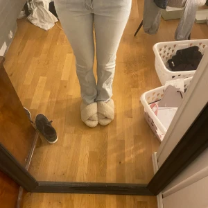 Ljusblå jeans - Säljer ett par ljusblå lågmidjade jeans från redoute. Två defekter(se bilder) men inget man tänker på alls.