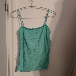 Turkos linnetopp från Cubus - Säljer en söt turkos/ grön linnetopp från märket Cubus. Toppen har smala axelband och en luftig passform, perfekt för varma sommardagar. Materialet är lätt och bekvämt. Går även att använda när det är kallare med något över. Storleken är xs men den är mindre, typ xss tror jag den passar på. Startpris är 50 men priset kan diskuteras.