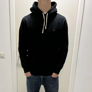 Ralph Lauren Hoodie - Säljer min fina Ralph lauren Hoodie i storlek S och i färgen svart. Den har inga defekter och har använt den ungefär i 2 månaders tid. Köpt för 1900kr ungefär. Jag har kvitto. Den är äkta. Skriv om ni har några funderingar:) 