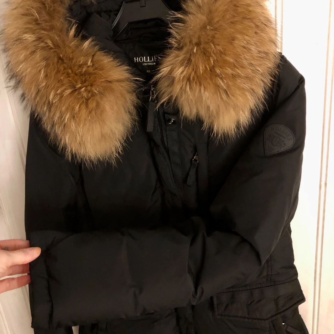 Svart dunjacka från Hollies