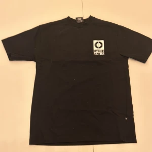 Svart t-shirt från Sweet SKTBS - Snygg svart t-shirt från Sweet SKTBS med stort tryck på ryggen och mindre tryck där framme. Tillverkad i Turkiet. Om ni har frågor skriv gärna.