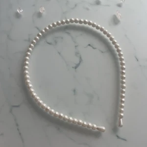 Vitt diadem med pärlor - Elegant vitt diadem dekorerat med pärlor. Perfekt för att ge en stilren touch till din outfit. Passar bra till både vardag och festliga tillfällen. Skriv innan du köper eller vid frågor 💗