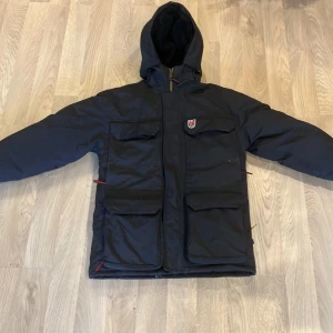 Fjällräven jacka - En skit fet fjällräven jacka som är i helt okej skick defekter finns nypris 8000 vårat pris 1499 priset kan alltid diskuteras🙌🏻jackan är skit varm och bekväm nu inför vinter den har många innerfickor som gör den unik.💯str på jackan är xxs men den är jättestor i str så den passar S-M. Skriv om du har frågor eller vill ha mer bilden på något💫💫