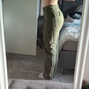 Gröna cargobyxor - Byxorna är andvända 2ggr. Normala I storleken. 