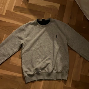 Grå tröja från Ralph Lauren - Tjena säljer den tröjan från Ralph lauren i storlek XS. Använd 2 gånger så den är i princip ny. Killen på bilden är 165. 