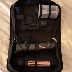 Remington värmeborste - Ett kit som innehåller två olika värmeborstar, hårfön och en locktång. Använd endast 2 gånger. Säljer för att jag har en dyson. Köpt för 700kr. 