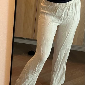  linnebyxor - Snygga och bekväma linnebyxor med elastisk midja. 