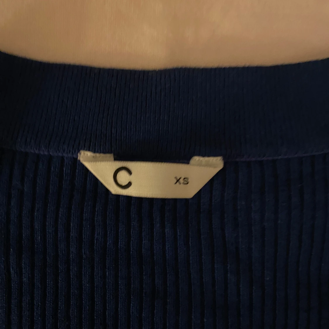 Mörkblå ribbad topp - 92