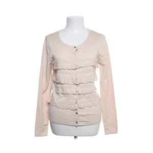 Beige kofta  - Säljer en söt beige kofta från Flash med vackra spetsdetaljer framtill. Koftan har långa ärmar och knappar längs hela framsidan. Den är storlek M men jag är S o den passar perfekt💘