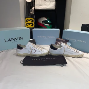 Philippe model skor - Ett par riktigt snygga Phillippe modell skick 9/10✅ köpta nya från Philippe modells hemsida så kvitto finns👍🏼🔥(box, äktehets kort och dusbag medföljer✅(nypris 3600 mitt pris 1999🔥) (priset går självklart att diskuteras)✅👍🏼