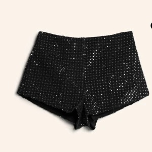Glittershorts - Säljer dessa suuupersnygga glittriga shortsen då dom tyvärr ej passade mig. Endast testade och har prislapp kvar, så i nyskick!💕 Passar perfekt till fest eller till vardags!💕Egna bilder kan fixas!