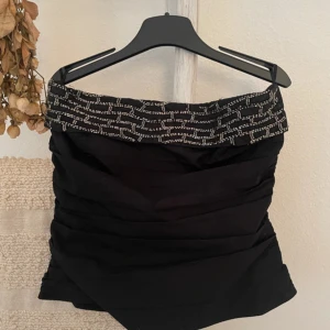 Svart tubtopp med glittrig detalj - Svart topp med glitter från Zarai storlek xs, aldrig använd endast provad💗🤍
