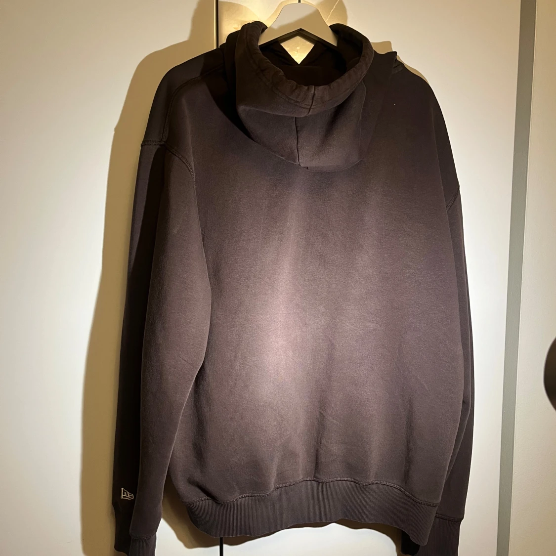 Brun hoodie från New Era - 91