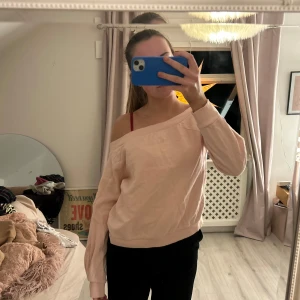 Ljusrosa offshoulder tröja - Säljer en snygg ljusrosa offshoulder tröja med långa ärmar. Perfekt för en avslappnad stil. Passar bra till både jeans och kjol. Hör av dig vid intresse!💓