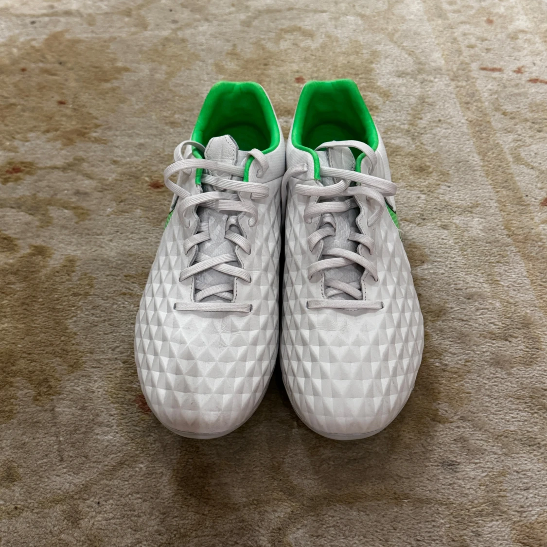 Vita och gröna Nike tiempos - 90