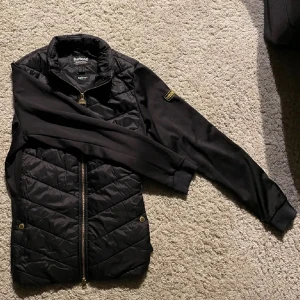 Barbour Cardigan  - En snygg Barbour Cardigan. Passar 165-175 ish. Passar perfekt till våren men även på vintern o hösten. Skicka vid minsta lilla fundering! 