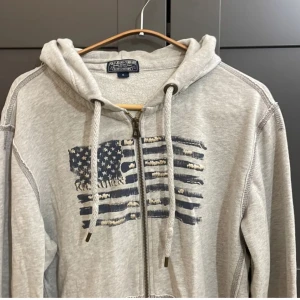 Ralph Lauren Hoodie - Säljer denna riktigt feta Ralph Lauren hoodie i storleken s | Inga defekter och i nyskick | orginal pris 2100kr | mitt pris 699kr | kom gärna i dm med frågor och funderingar😁