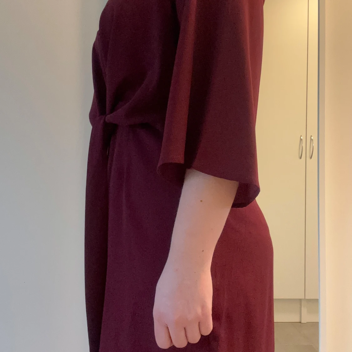 Vinröd klänning med knytband - 91