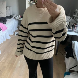 Randig tröja - Säljer min favorit tröja då den tyvärr inte kommer till användning längre men ÄLSKAR den så köp!!!🤍🤎🤍🤎