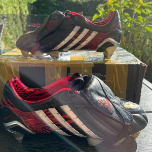 Adidas powerswerve predator CL-edition storlek 41 1/3 - Adidas powerswerve predator storlek 41 1/3 i nästan ny skick knappt använda medföljer extra dobbar, instrument att byta ut dobbarna med, extra sulor samt en orginal tygpåse. Allt som medföljer är oanvänt. Limited editions