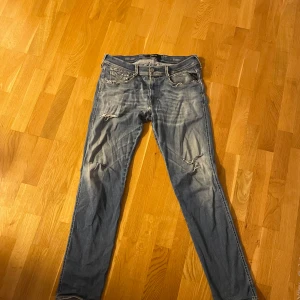 Replay anbass hyper stretch jeans  - Replay anbass, väldigt slitna då de är många hål i byxorna( kolla bilderna ). Finns också ett hål på baksidan av byxorna men den bilden fick inte plats i annonsen, bara att höra av sig om frågor och funderingar. 