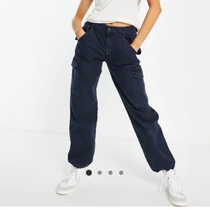 Marinblåa cargobyxor🐳 - Helt nya oanvända byxor, säljer för dom var för stora för mig, straight passform och mid waist. Det är bara att fråga om ni undrar nått❣️