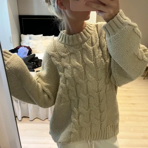 Stickad  - Jättemysig står ingen storlek men skulle säga S 