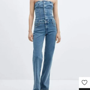 Denim jumpsuit - Säljer denna oanvända denim jumpsuit lapp och allt kvar🤍är 166 och den är lång i benen, Nypris 759kr
