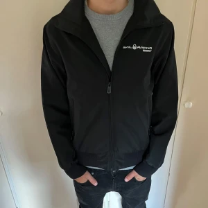 Sail racing vindjacka - Säljer nu en cail racing wind stopper jacka Skick 9,5/10 använd Max 3 gånger Nypris 2000kr mitt pris 499