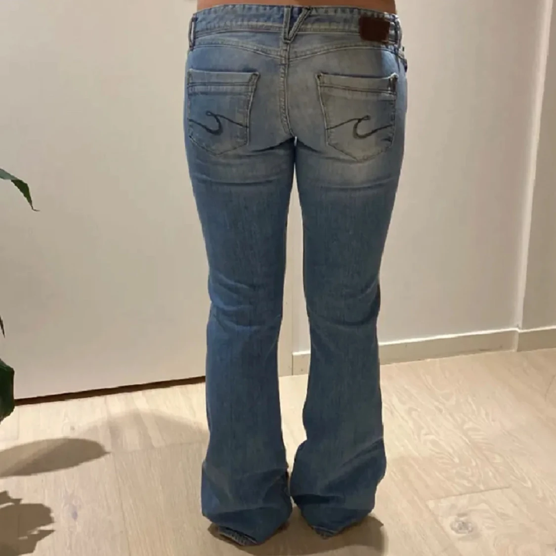 Blåa lågmidjade jeans