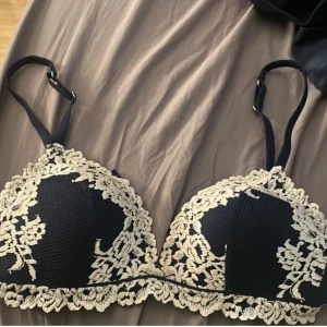 Intimissimi bh - Säljer denna super fina mörk blåa intimissimi Bh-n i stl B 75 Mycket bra skick då den knappast är använd💞 ordinarie pris 569kr