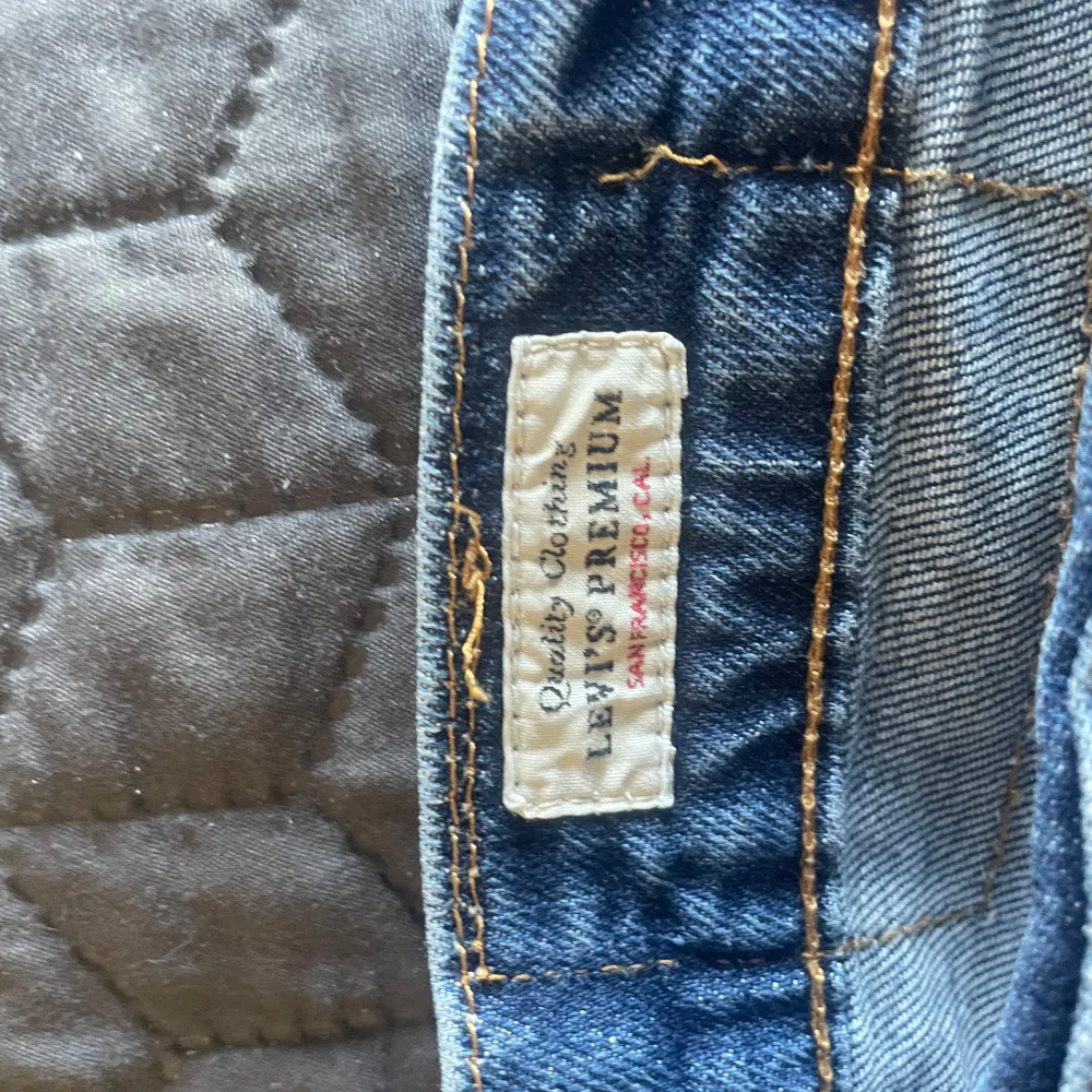 Ett par blåa levis company jeans som jag inte använder längre, dem är i ett väldigt bra skick 8/10. W28 L30. 200kr men kan alltid diskuteras vid snabb affär.. Jeans & Byxor.