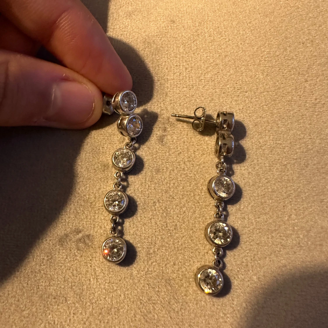 Silverfärgade örhängen med glittrande stenar - 91