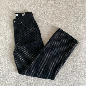 Carlings svarta jeans med strass  - Coolaste jeansen någonsin från märket Stay, med strass över hela framsidan. Glittrar mycket mer i verkligheten 🪩 Köpta på Carlings för två år sedan. Nya med prislapp. SJUKT snygga! Stenarna skiftar färg i ljuset, är inte silvriga som på bilderna.