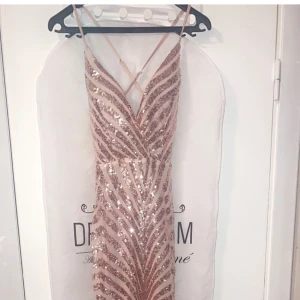  bal/festklänning  - Väldigt bra skick använd 2 gånger, paljetter som skimrar rose guld fint material skönt att ha på sig utan att skava, juster bar , vacker rygg passar till många tillfällen, passar både S/M/L då den är stretchiga & justerbar. Pris går att diskutera! 