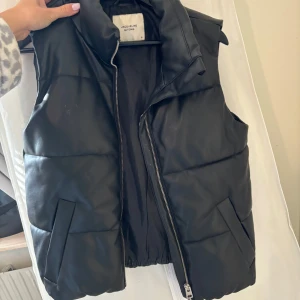 Fejk skinn väst - Använd men ändå i bra skick! Köpt på zalando, storlek S🫶