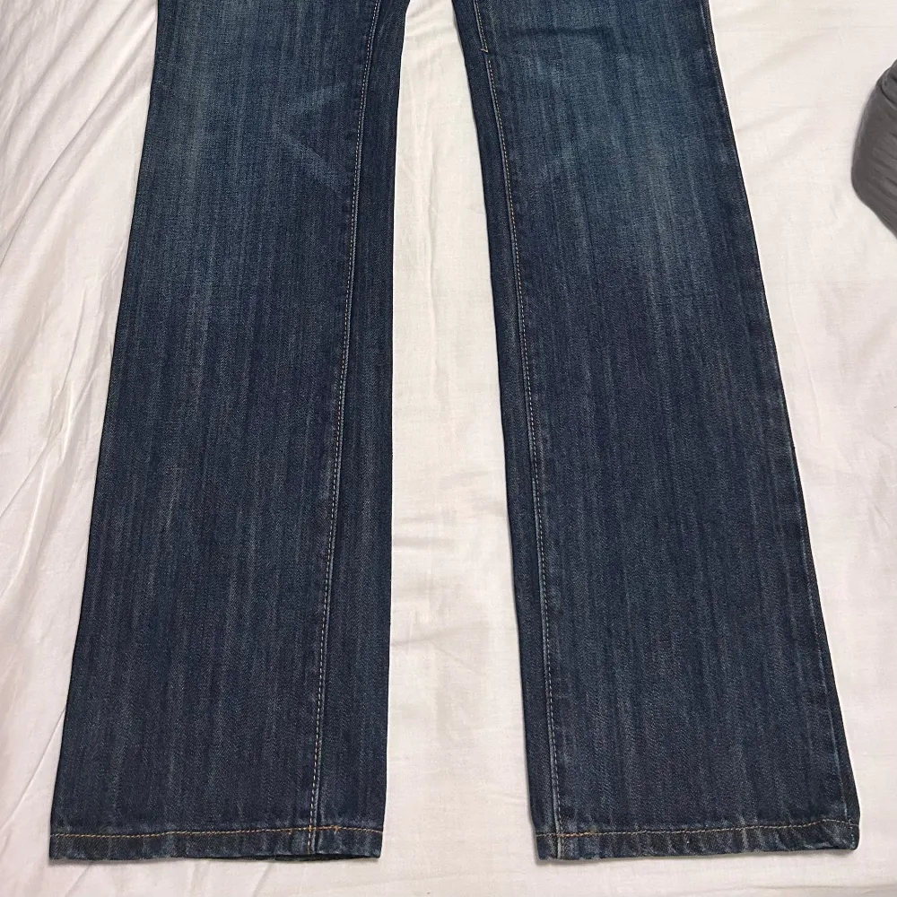 Säljer dessa assnygga lowwaist jeansen ifrån märket ”Seven 7”! De är i storlek W29, L34. Midjemått: 84, innerbenslängd: 87💕Säljer fler lowwaist bootcut jeans så kika in min profil!! ❤️. Jeans & Byxor.