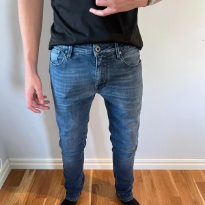 Jacob cohën Jeans - Dem är såklart äkta och i storleken är 32. Helt nya och knappt använda, skriv jättegjärna för fler bilder eller andra frågor!