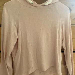 Hoddie - Säljer en supermysig rosa hoodie. Perfekt för chill dagar eller när du bara vill vara bekväm. Den är tunn och kan vara lite genomskinlig. Storlek 150 men passar xs-s🧡