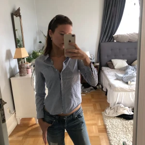 skjorta - Sparsamt använda blåvit randig skjorta från H&M. Storlek 32/ xxs, jag på bilden är S för referens om passform. 