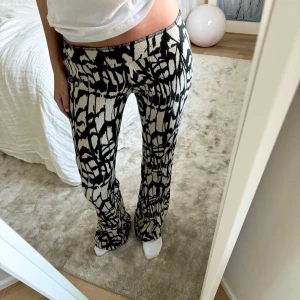 Mönstrade byxor  - Säljer dessa supercoola mönstrade byxor!⭐️ De är xxs, men sitter lite löst på mig som egentligen har xs🙏🏼 De är lite för långa på mig som är 167🩷 Skriv för fler bilder/frågor😊