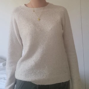Vit stickad tröja - En vit stickad tröja från vero moda. Den är i strlk XS, den har inga deffektee förutom att den är lite nopprig:)
