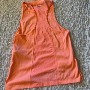 Träningslinne  - Använd en gång skönt tyg perfekt för löpning eller annan fysisk träning eller bara bekväm att ha till vardags 