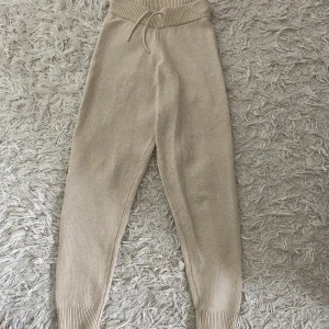 Mjukisbyxor - Beiga mjukis i virkat material. Resår upptill och nedtill 